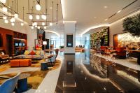 迪拜Revier Hotel - Dubai的商店的大堂,配有桌椅