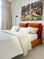 Apartament I LOVE PIOTRKOWSKA z wielkim lustrem, balkonem i klimatyzacją客房内的一张或多张床位