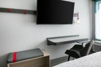 罗斯维尔Avid Hotels - Roseville - Minneapolis North by IHG的客房设有一张床、一张桌子和椅子。