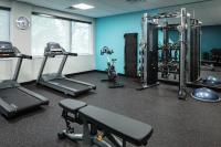 罗斯维尔Avid Hotels - Roseville - Minneapolis North by IHG的一间健身房,里面设有有氧运动器材,房间拥有蓝色的墙壁