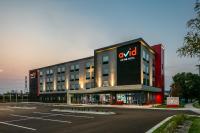 罗斯维尔Avid Hotels - Roseville - Minneapolis North by IHG的大楼一侧有小豆状标志的办公楼