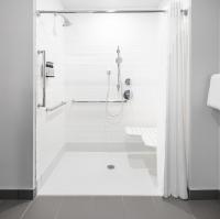 罗斯维尔Avid Hotels - Roseville - Minneapolis North by IHG的带淋浴和浴缸的白色浴室