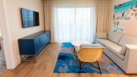 Holiday Inn Club Vacations Myrtle Beach Oceanfront的电视和&#47;或娱乐中心
