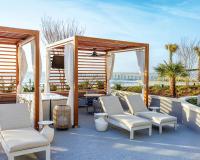 默特尔比奇Holiday Inn Club Vacations Myrtle Beach Oceanfront的庭院配有桌椅和电视。