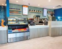 默特尔比奇Holiday Inn Club Vacations Myrtle Beach Oceanfront的一间设有吧台的快餐店,供应饮品