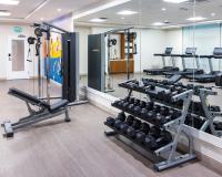 默特尔比奇Holiday Inn Club Vacations Myrtle Beach Oceanfront的一间健身房,配有数台跑步机和举重器材
