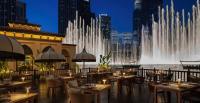 迪拜Luxury Studio, 29 Boulevard near Burj Khalifa Downtown - Chalet Homes的市中心一家有喷泉的餐厅
