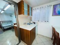 Eilat Beach House的厨房或小厨房