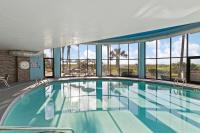 Club Wyndham Westwinds内部或周边的泳池