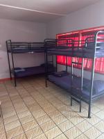 Sin City Hostel客房内的一张或多张床位