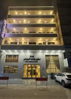 巴格达SAFIR BAGHDAD HoTEL的前面有两长椅的建筑