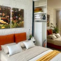 Apartament I LOVE PIOTRKOWSKA z wielkim lustrem, balkonem i klimatyzacją客房内的一张或多张床位