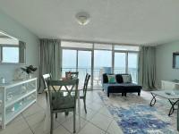 Oceanfront 2BR King Suite Atlantica Resort的休息区