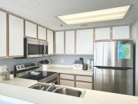 Oceanfront 2BR King Suite Atlantica Resort的厨房或小厨房