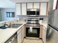 Oceanfront 2BR King Suite Atlantica Resort的厨房或小厨房