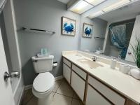 Oceanfront 2BR King Suite Atlantica Resort的一间浴室