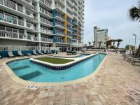 Oceanfront 2BR King Suite Atlantica Resort内部或周边的泳池