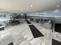 Oceanfront 2BR King Suite Atlantica Resort的休息区