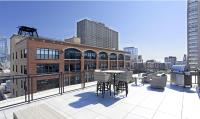 芝加哥Modern 2BR in South Loop Near Soldier Field, Grant Park, Downtown, &amp; Lakefront Trail的建筑物上的带桌椅的阳台