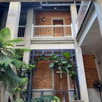Khunluang Hostel的阳台或露台