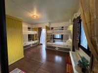Chiza hostel Chiangmai的电视和/或娱乐中心