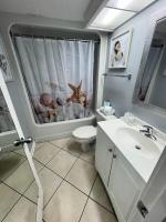 Oceanfront 2BR King Suite Atlantica Resort的一间浴室