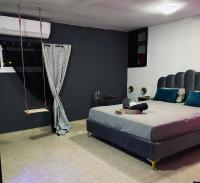 埃拉特Toys suites hotel的卧室里有一张大床，墙壁是蓝色的