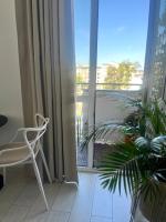 Apartament I LOVE PIOTRKOWSKA z wielkim lustrem, balkonem i klimatyzacją的阳台或露台