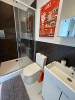 Apartament I LOVE PIOTRKOWSKA z wielkim lustrem, balkonem i klimatyzacją的一间浴室