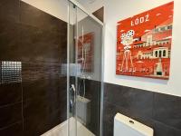Apartament I LOVE PIOTRKOWSKA z wielkim lustrem, balkonem i klimatyzacją的一间浴室