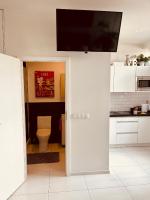 Apartament I LOVE PIOTRKOWSKA z wielkim lustrem, balkonem i klimatyzacją的厨房或小厨房
