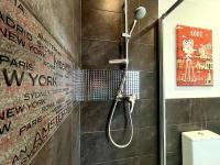 Apartament I LOVE PIOTRKOWSKA z wielkim lustrem, balkonem i klimatyzacją的一间浴室