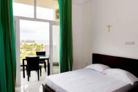 Sea View Condo by Ceylon Spaces客房内的一张或多张床位