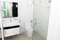 Sea View Condo by Ceylon Spaces的一间浴室