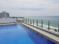 Sea View Condo by Ceylon Spaces内部或周边的泳池