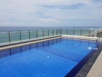 Sea View Condo by Ceylon Spaces内部或周边的泳池