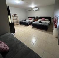 Toys suites hotel客房内的一张或多张床位