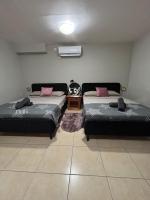 Toys suites hotel客房内的一张或多张床位