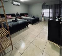 Toys suites hotel客房内的一张或多张床位