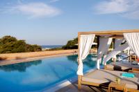 Iberostar Selection Andalucia Playa内部或周边的泳池