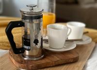 Apartament I LOVE PIOTRKOWSKA z wielkim lustrem, balkonem i klimatyzacją的咖啡和沏茶工具