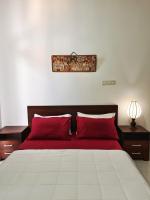 Sea View Condo by Ceylon Spaces客房内的一张或多张床位