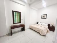 Sea View Condo by Ceylon Spaces客房内的一张或多张床位