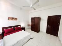 Sea View Condo by Ceylon Spaces客房内的一张或多张床位