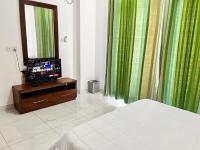 Sea View Condo by Ceylon Spaces的电视和/或娱乐中心