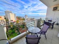 Sea View Condo by Ceylon Spaces的阳台或露台