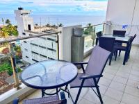 Sea View Condo by Ceylon Spaces的阳台或露台