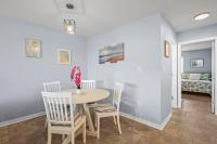 Condo in Gulf Shores King Suite的休息区