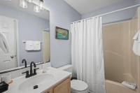 Condo in Gulf Shores King Suite的一间浴室