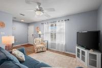 Condo in Gulf Shores King Suite的电视和&#47;或娱乐中心